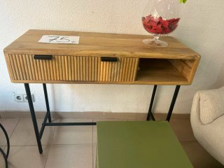 Consola de madera y metal