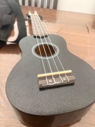 Ukelele negro con funda y cejilla