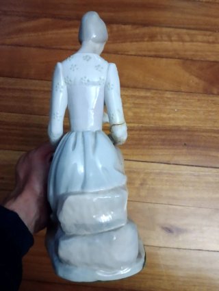 Escultura porcelana antigua de mujer con ciervo
