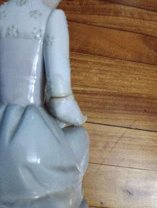 Escultura porcelana antigua de mujer con ciervo