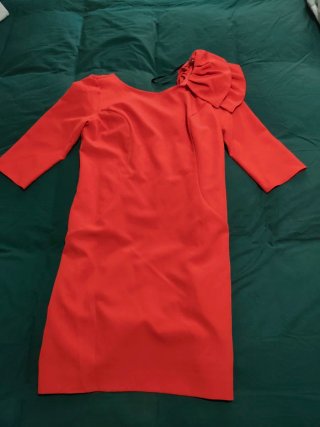 Vestido rojo con lazo en hombro