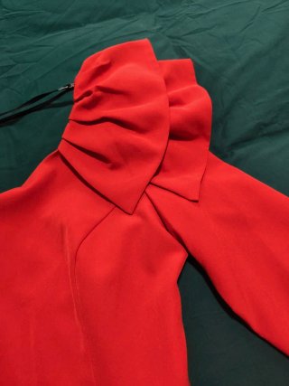 Vestido rojo con lazo en hombro