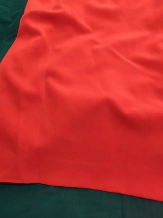Vestido rojo con lazo en hombro