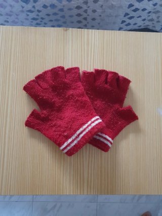 Guantes de invierno rojos con dedos descubiertos.