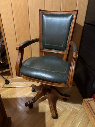 Escritorio de madera con tapa de piel