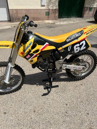 Suzuki RM 125 Motocross Amarillo