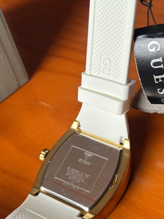 Reloj Guess Dorado y Blanco con Cristales