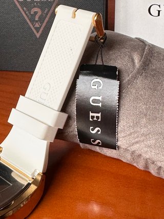 Reloj Guess Dorado y Blanco con Cristales