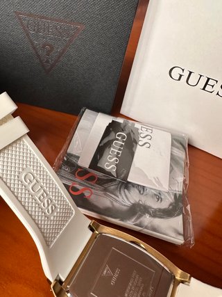 Reloj Guess Dorado y Blanco con Cristales