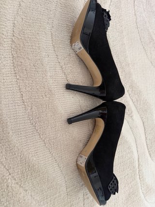 Zapatos de tacón negros Cortés con flor