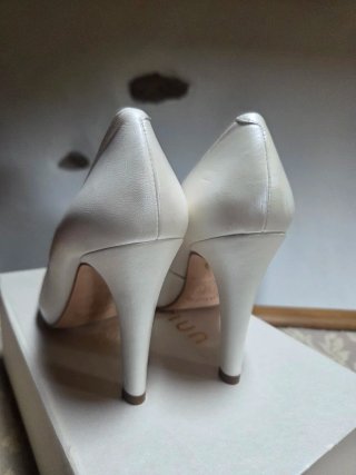 Tacones de novia blancos.