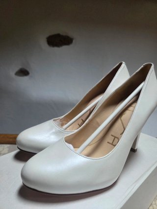 Tacones de novia blancos.