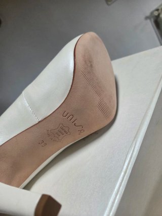 Tacones de novia blancos.