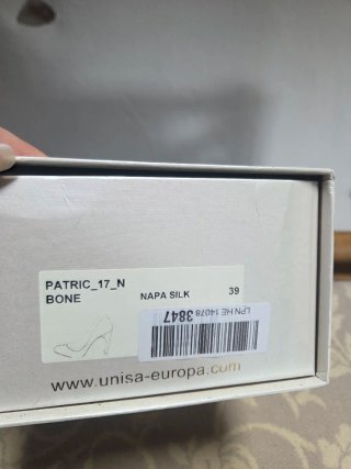 Tacones de novia blancos.
