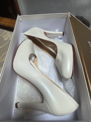 Tacones de novia blancos.