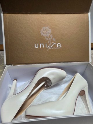 Tacones de novia blancos.
