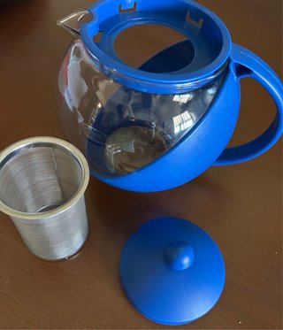 Teiera in vetro e plastica blu