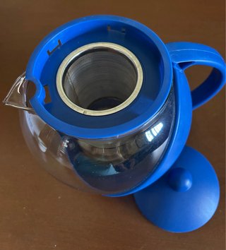 Teiera in vetro e plastica blu