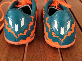 Zapatillas de futbito naranja y verde azulado