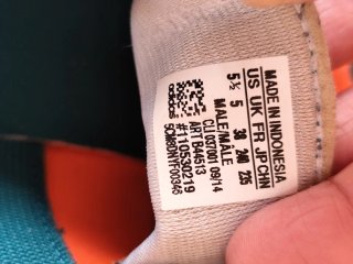 Zapatillas de futbito naranja y verde azulado