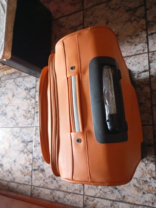 Maleta mediana naranja con ruedas