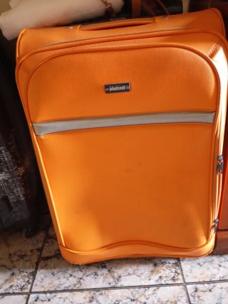 Maleta mediana naranja con ruedas