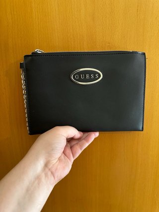 Bolso Clutch Guess Negro con Cadena