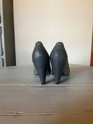 Zapatos de tacón grises y plateados