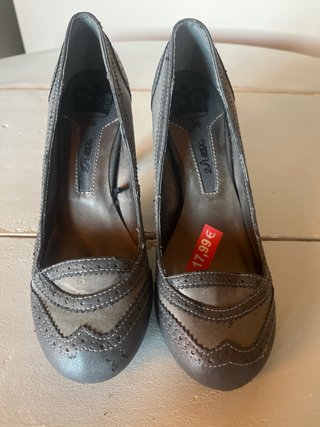 Zapatos de tacón grises y plateados
