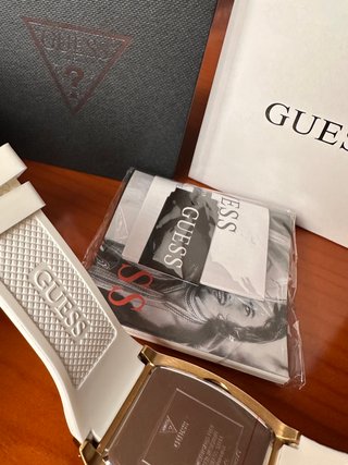 Reloj Guess Dorado y Blanco