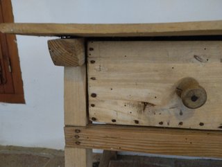Mesa rústica de campo antigua con cajón