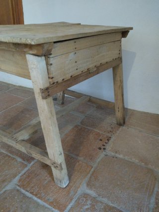 Mesa rústica de campo antigua con cajón
