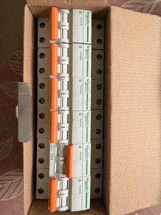 6 Magnetotérmicos Schneider DomA32 C20