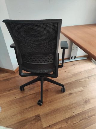 Silla de oficina ergonómica negra