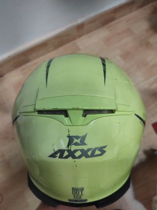 Casco de moto AXXIS.