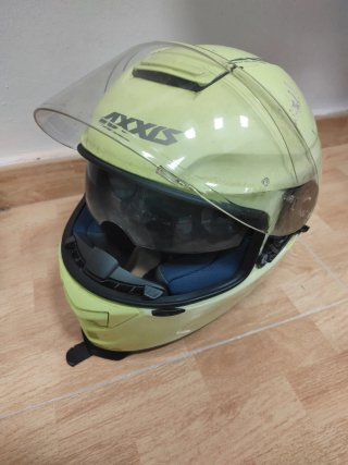 Casco de moto AXXIS.