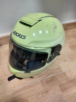Casco de moto AXXIS.