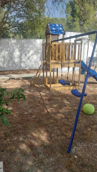 Parque infantil con columpios y tobogán
