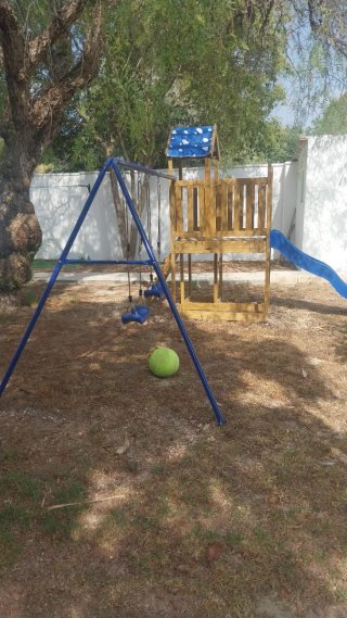 Parque infantil con columpios y tobogán
