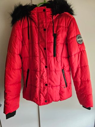 Chaqueta MOVE roja con capucha de pelo