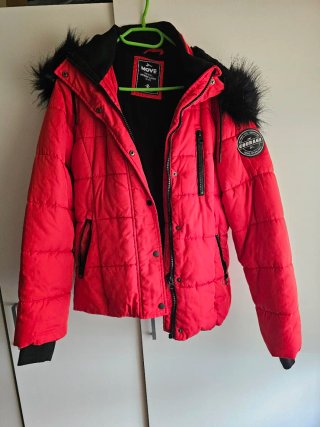 Chaqueta MOVE roja con capucha de pelo