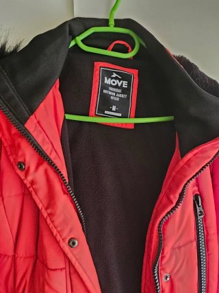 Chaqueta MOVE roja con capucha de pelo