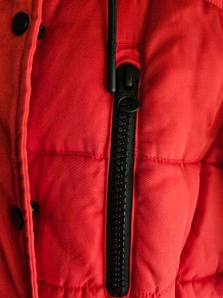 Chaqueta MOVE roja con capucha de pelo