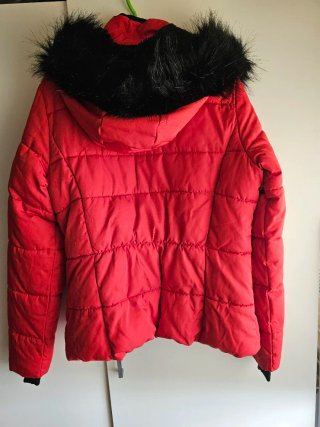 Chaqueta MOVE roja con capucha de pelo