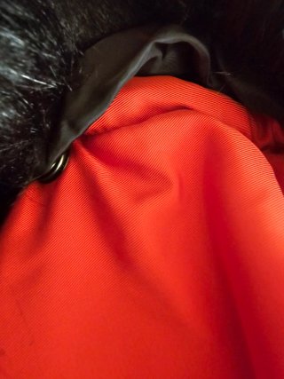 Chaqueta MOVE roja con capucha de pelo