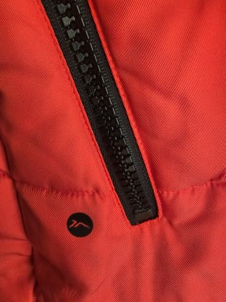 Chaqueta MOVE roja con capucha de pelo