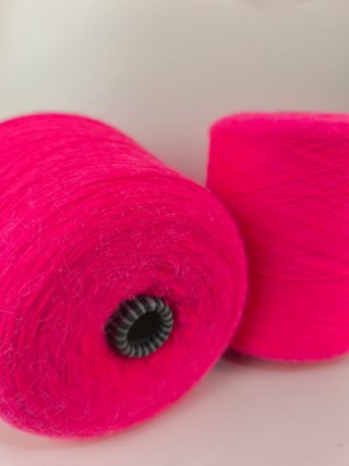Lote de dos conos de lana color fucsia.