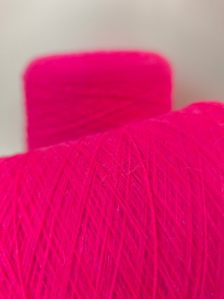 Lote de dos conos de lana color fucsia.