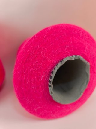 Lote de dos conos de lana color fucsia.