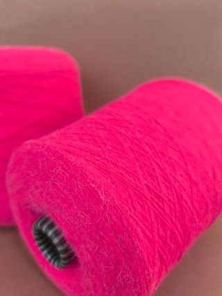 Lote de dos conos de lana color fucsia.